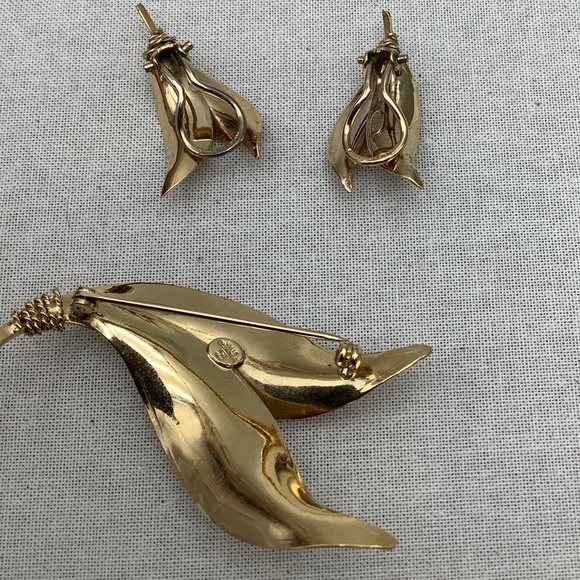 Vintage Wells Sterling Gold over Silver Leaf Brooch Set clip earrings - Picture 3 of 3